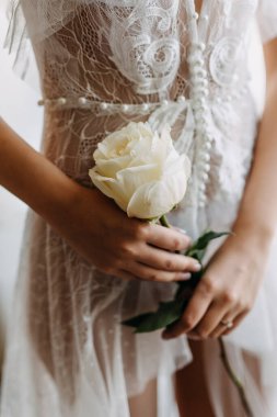 Beyaz elbiseli, beyaz güllü gelin fotoğrafı.
