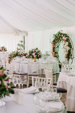 Çiçeklerle süslenmiş düğün masası.