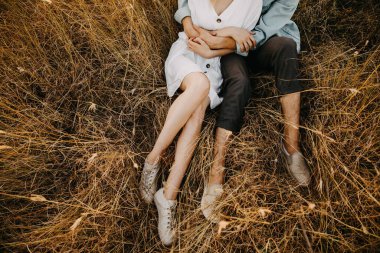 Doğada güzel genç bir çift