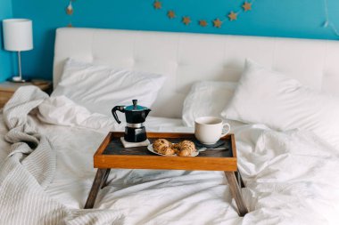 Kahvaltıyı kahve ve kruvasanla yakın plan çek.