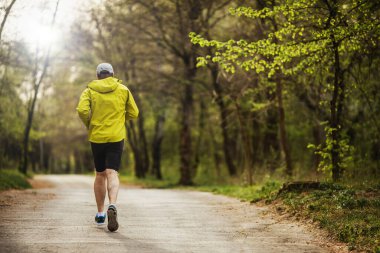 Spor giyim sektöründe koşan genç bir adam.