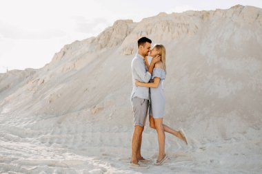 Kum madeninde sarılan genç ve güzel bir çift