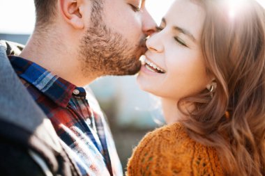 Güzel genç çift dışarıda birlikte vakit geçiriyorlar.