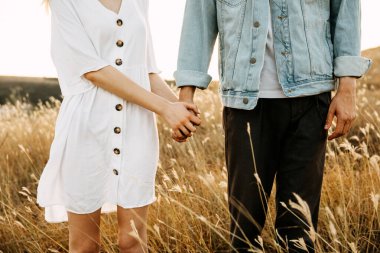 Doğaya el ele tutuşan güzel genç bir çift.