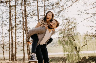 Güzel genç çift güzel çam ormanlarında birlikte vakit geçiriyorlar.