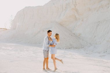 Kum madeninde kucaklaşan genç ve güzel bir çift