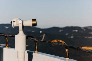 Güneşli bir günde teleskopun dağdaki yakın plan görüntüsü.