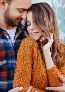 Güzel genç çift dışarıda birlikte vakit geçiriyorlar.