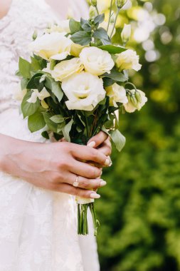 Gelinin elinde düğün buketi