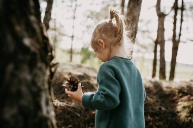 Ormanda yürüyen küçük bir kızın dikiz aynası.