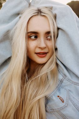 Doğada kot ceketli güzel bir kadının portresi.