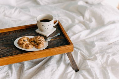 Kahvaltıyı kahve ve kruvasanla yakın plan çek.