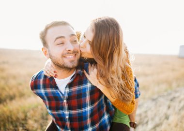 Güzel genç çift dışarıda birlikte vakit geçiriyorlar.