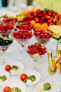 Restoranda yemek servisi.