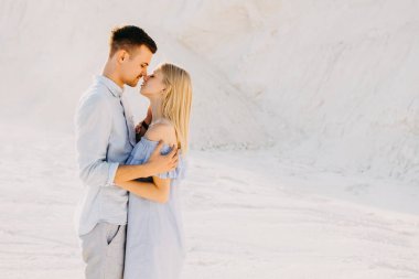 Kum madeninde kucaklaşan genç ve güzel bir çift