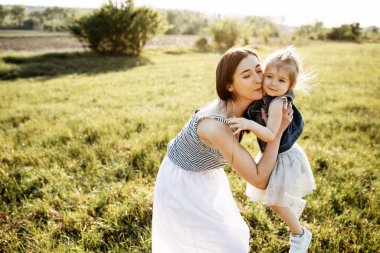 Anne ve kızı doğayı kucaklıyor ve birlikte zaman geçiriyorlar.