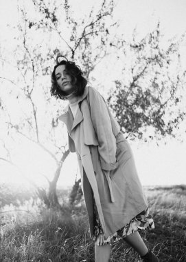 Güzel genç bir kadının doğadaki siyah beyaz görüntüsü.