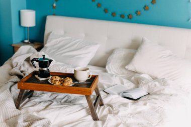 Kahvaltıyı kahve ve kruvasanla yakın plan çek.