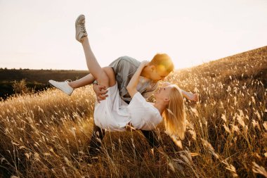 Doğada güzel genç bir çift