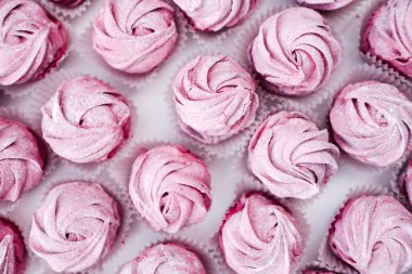 Beyaz arkaplanda pembe zephyr 'in yakın plan görüntüsü