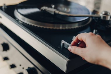 Klasik vinil çalgıcılarla müzik dinleyen bir kadın görüntüsü.