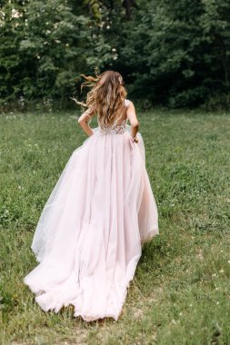 Doğada beyaz elbiseli güzel gelin