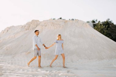 Güzel genç bir çift kum madeninde birlikte eğleniyor.