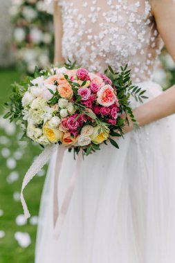Gelinin elinde düğün buketinin yakın çekimi.