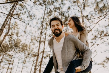 Güzel genç çift güzel çam ormanlarında birlikte vakit geçiriyorlar.