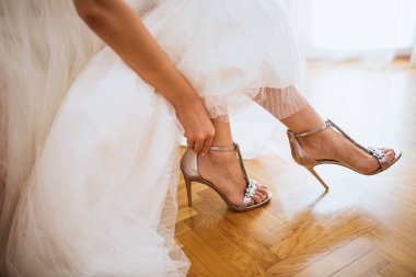 Beyaz elbiseli ve ayakkabılı güzel gelinin yakın çekimi