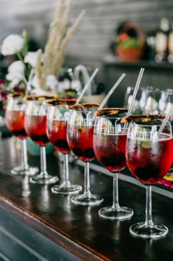 Masada şarap ve buz var.