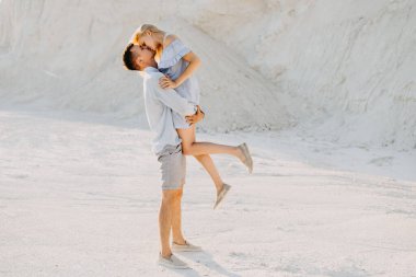 Güzel genç bir çift kum madeninde birlikte eğleniyor.