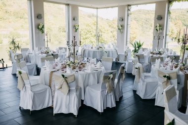 Çiçek ve sandalyeli düğün masası.