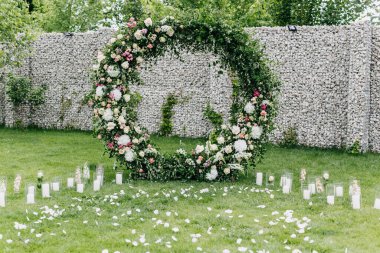 Parkta çiçeklerle süslenmiş güzel düğün kemeri.