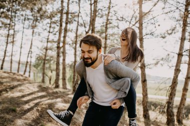 Güzel genç çift güzel çam ormanlarında birlikte vakit geçiriyorlar.