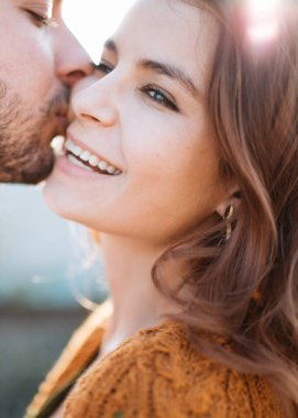 Güzel genç çift dışarıda birlikte vakit geçiriyorlar.