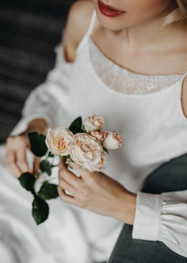 Gelin elinde bir buket beyaz gül tutuyor