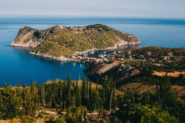 Güneşli bir günde güzel bir tropikal adanın havadan görünüşü