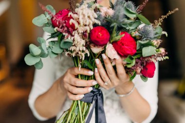 Güzel düğün buketi Gelinin ellerinde