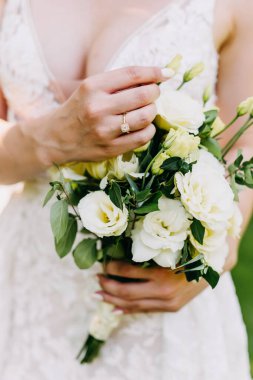 Gelinin elinde düğün buketi