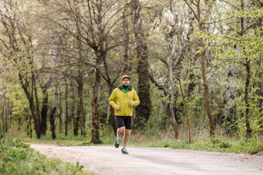 Spor giyim sektöründe koşan genç bir adam.