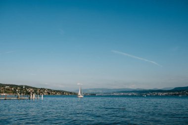 Manzaralı deniz ve mavi gökyüzü
