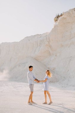 Güzel genç bir çift kum madeninde birlikte eğleniyor.