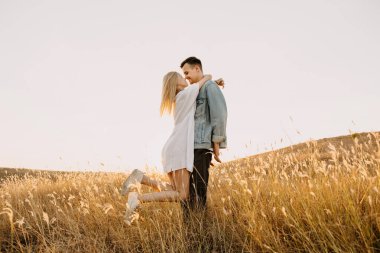 Doğada güzel genç bir çift