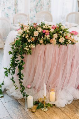 Çiçek ve sandalyeli düğün masası.