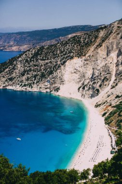 Güneşli bir günde güzel bir tropikal adanın havadan görünüşü