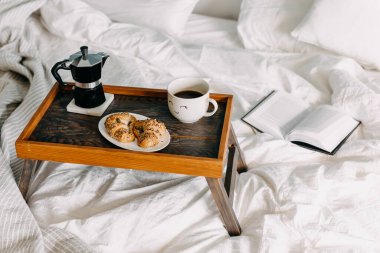 Kahvaltıyı kahve ve kruvasanla yakın plan çek.