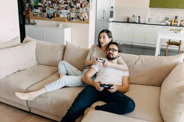 Красива Молода Пара Грає Відеоігри Разом Вдома — стокове фото
