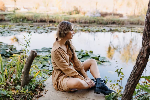 Portrét Krásné Mladé Blondýny Stylovém Oblečení Venku — Stock fotografie