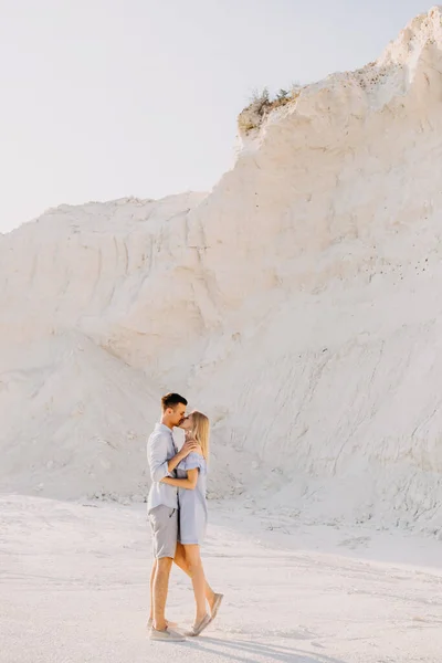 Beau Jeune Couple Amuser Ensemble Dans Carrière Sable — Photo